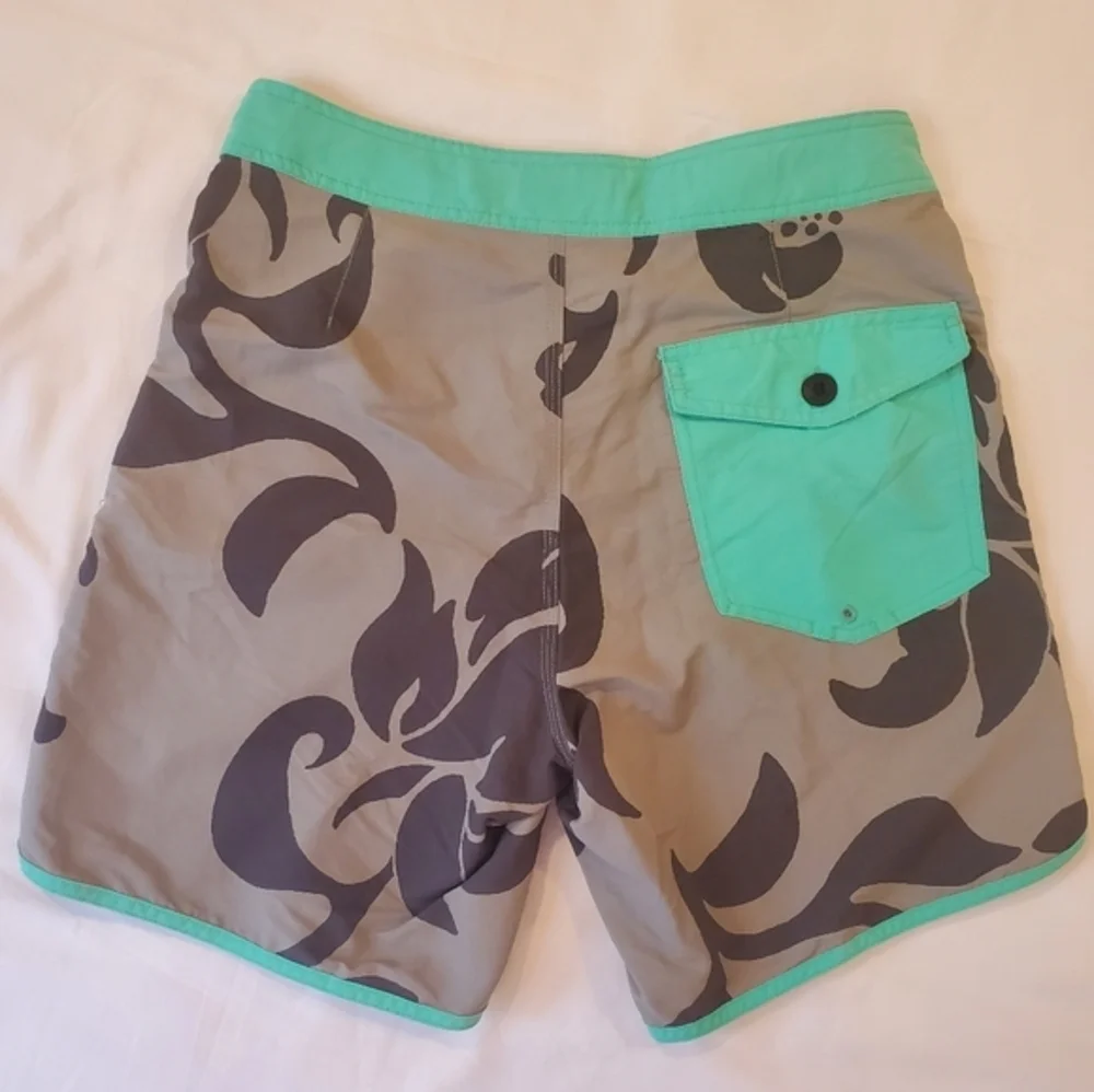 Patagonia Scallop Hem Wavefarer Board Shorts Size‎ 29 Gray Floral